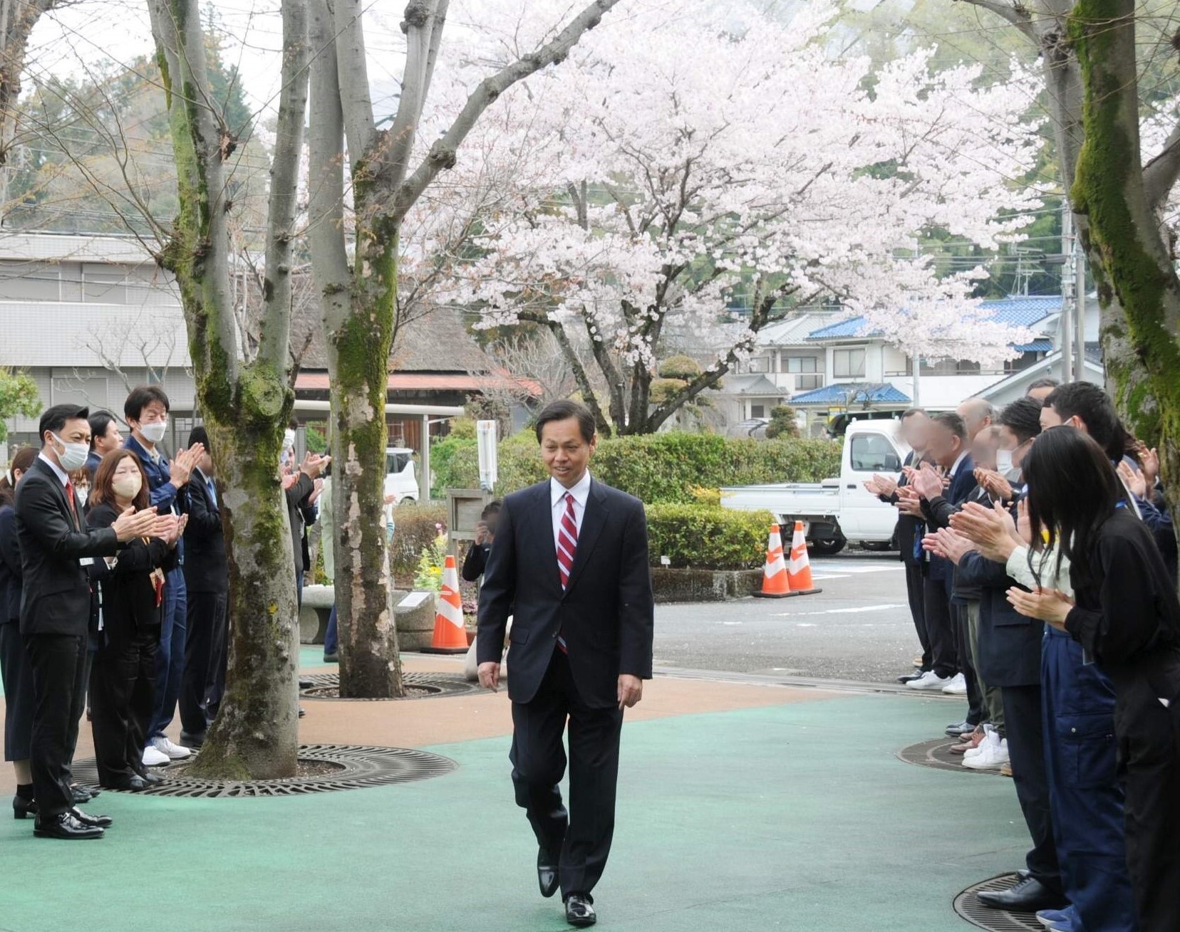 東亨町長が初登庁しました